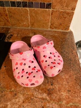 CROCS Kids Pink Heart-Print size 10c